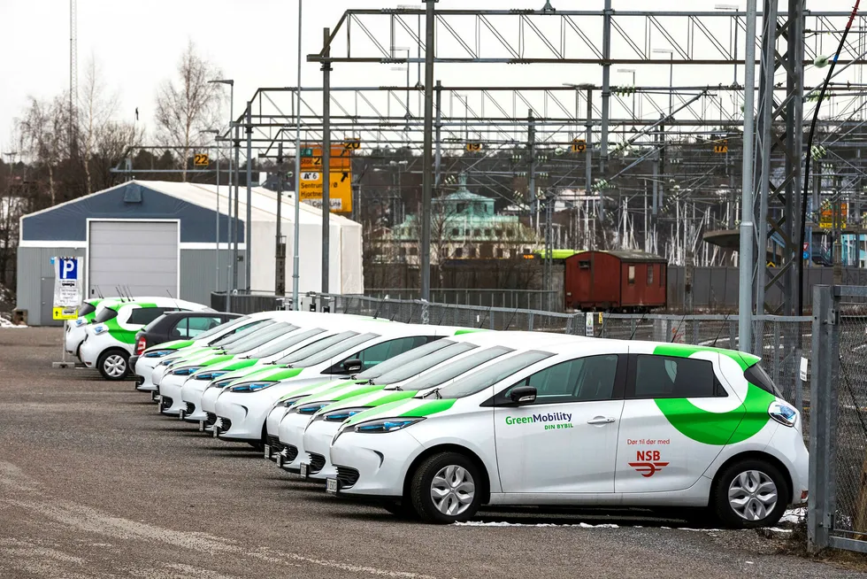 Vy lanserte i januar 250 elektriske bybiler i Oslo, som er på deling for alle som registrerer seg som brukere i appen Din Bybil, skriver artikkelforfatteren.