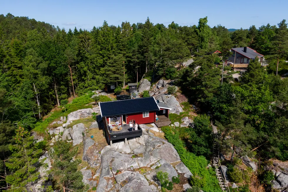 Den vesle, røde hytta utenfor Lillesand ble mandag solgt for prisantydningen på 2,95 millioner kroner. Selger Inger Hansen er godt fornøyd med salget.