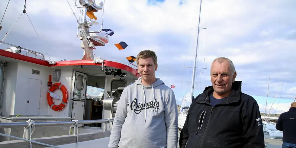 NYBÅTEIERE: Kenneth og Jens Stensen fra Kiberg i Vardø viser frem nye «Lofotværing» under fiskerimessa i Trondheim. Foto: Silje Helene Nilsen