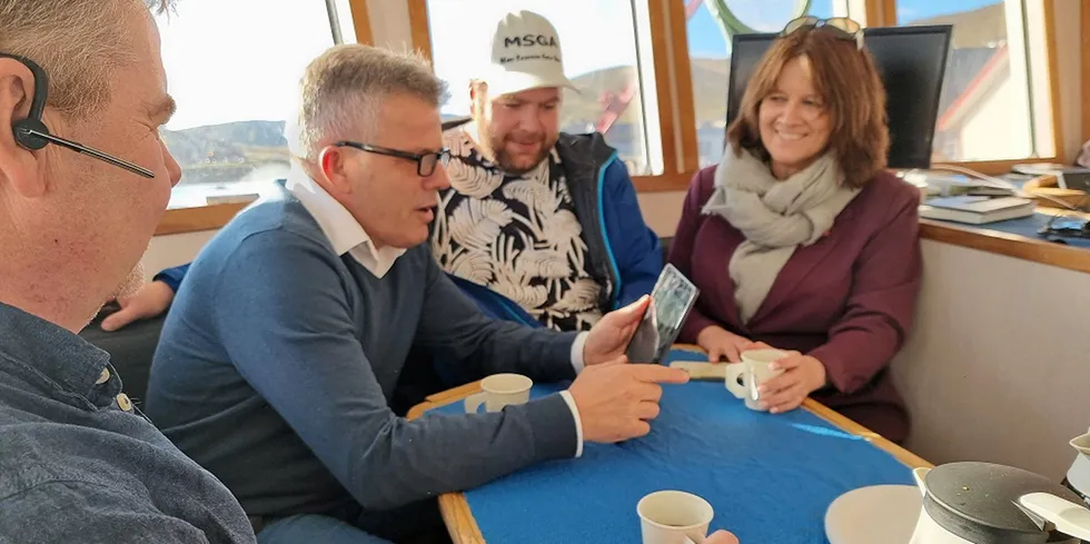 Fiskeriminister Bjørnar Skjæran med styreleder Roger Hansen i Fiskarlaget Nord (t.v.) leder i Nordkapp Fiskralag, Sindre Hansen og statssekretær Kristina S. Hansen.