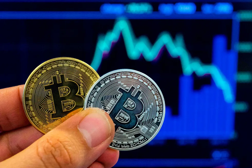 Bitcoin er ikke, slik bildet antyder, en fysisk valuta. Den digitale enheten har likevel verdi, noe svindlere har fått med seg.