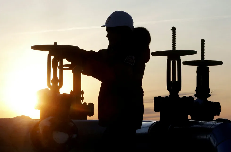 Oljeprisen stiger kraftig mandag morgen. Her jobber en oljearbeider på et oljefelt nær Kogalym i Russland.