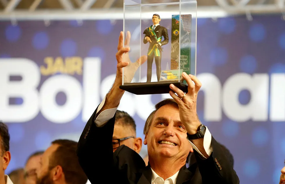 Den tidligere offiseren Jair Messias Bolsonaro har ifølge de siste meningsmålingene støtte fra 32 prosent av velgerne og leder dermed klart på venstrekandidaten Fernando Haddad som får 21 prosent.