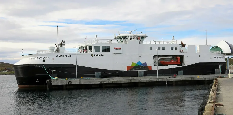 Gassfergen «Bergsfjord» på fergesambandet Øksfjord – Hasvik i Finnmark. 1. januar blir fergebillettene billigere.