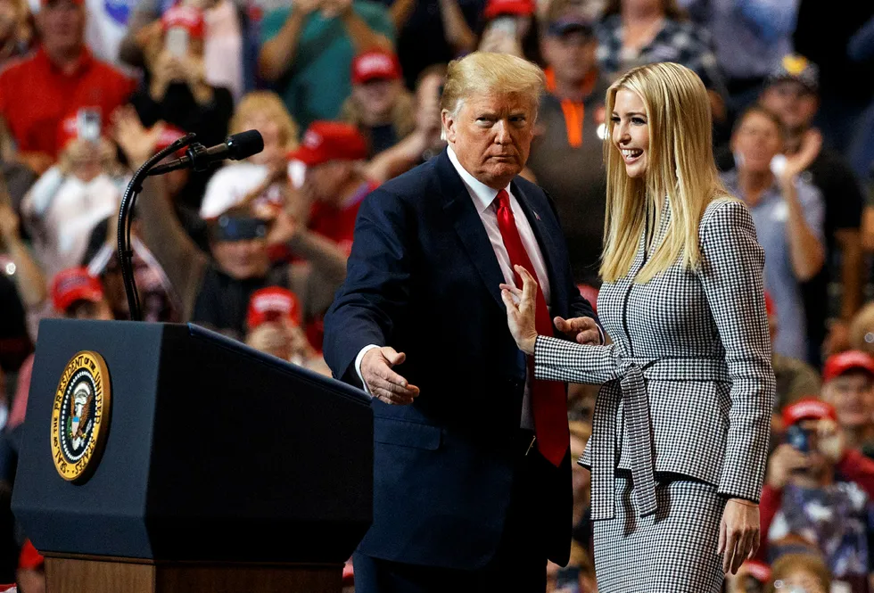 Mandag startet Trump dagen i Cleveland i Ohio, der han talte sammen med datteren Ivanka Trump i sluttspurten før tirsdagens mellomvalg.