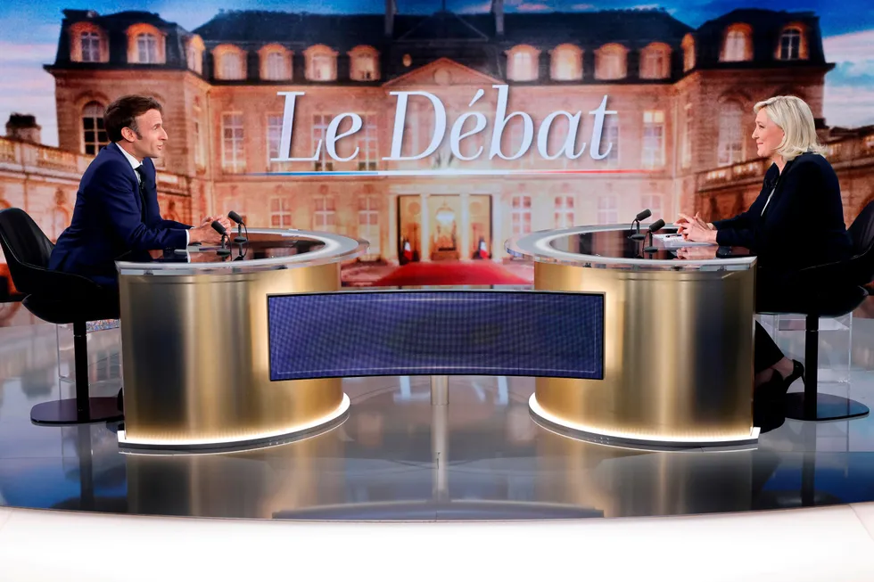 Frankrikes president Emmanuel Macron og hans utfordrer Marine Le Pen på plass i TV-studioet under onsdagens direktesendte debatt.