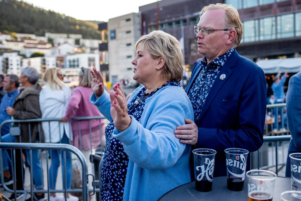 Statsminister Erna Solberg (H) og hennes mann Sindre Finnes avbildet sammen på Bystrandfestivalen på Marineholmen i Bergen.