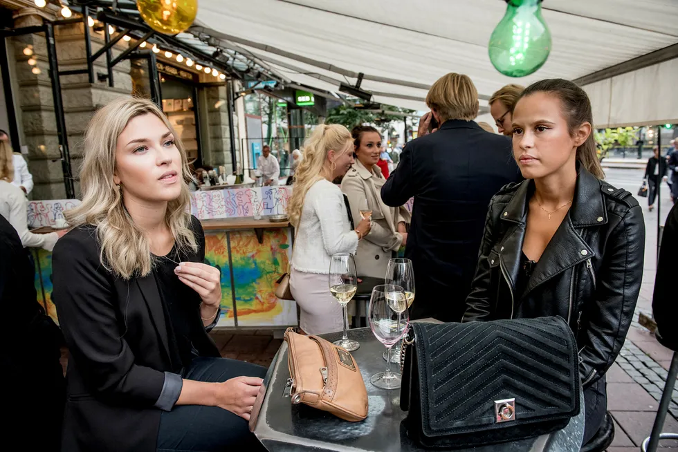 Bedriftsøkonomistudent Sofia (27) til venstre og flyvertinne Nicole (26) drikker et glass hvitvin på Stureplan. De er bekymret for søndagens riksdagsvalg.