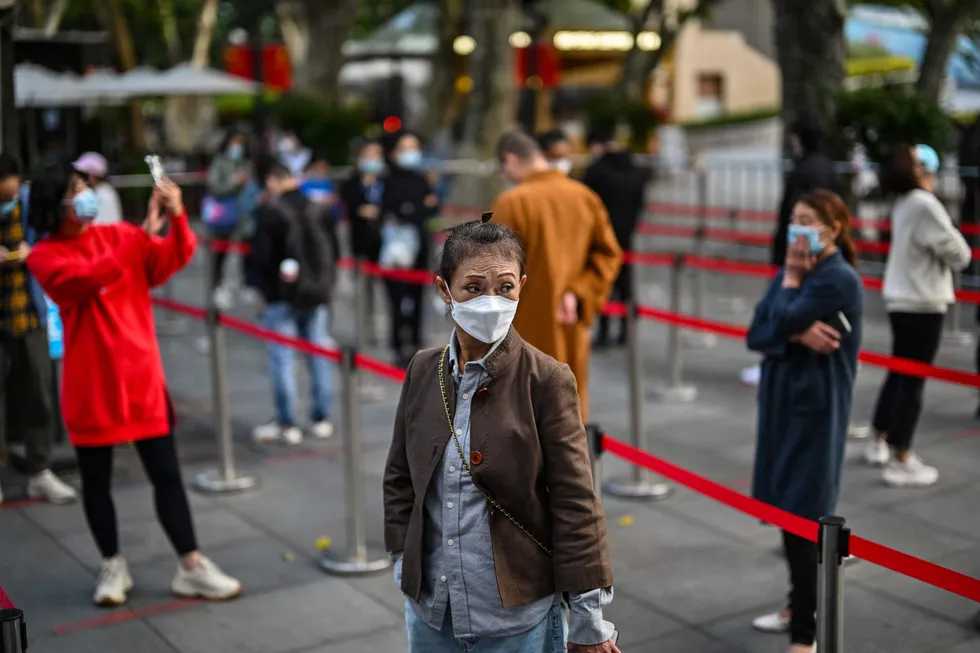 Massetesting og restriksjoner i hele Kina rammer den økonomiske aktiviteten hardt – nesten tre år etter de første smittetilfellene ble kjent. Her venter folk for rutinemessig koronatesting i Jing'an-distriktet i Shanghai denne uken.