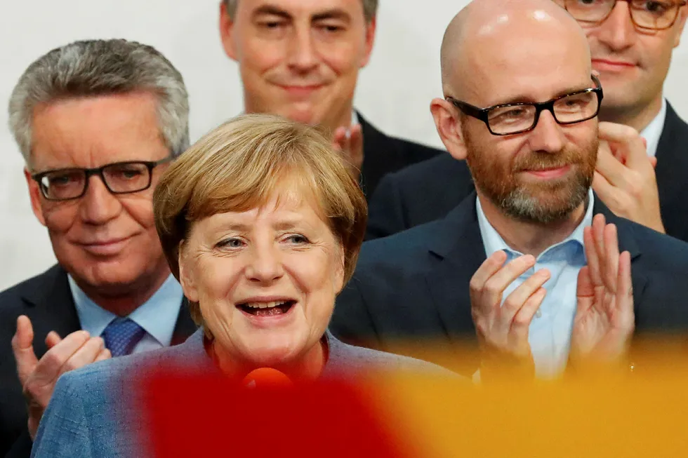 Angela Merkel og hennes partifeller etter å ha vunnet det tyske valget søndag 24. september. Foto: Scanpix/Reuters/Fabrizio Bensch