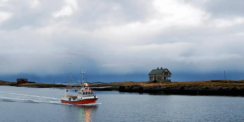 BA OM INFORMASJON: – Litt storm forventer vi vel. Det passer fint å komme fra siste rundt med vær i Bergen til sol her og få stormen innendørs antakelig, sa seniorrådgiver Gunnstein Bakke fra Fiskeridirektoratet før sitt innlegg på fiskermøtet i Sandefjord. Foto: Kjersti Kvile