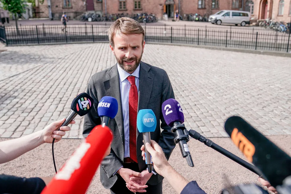 Næringsminister Jan Christian Vestre (Ap) møtte pressen etter strømstøtte-møtet med NHO og LO tirsdag.
