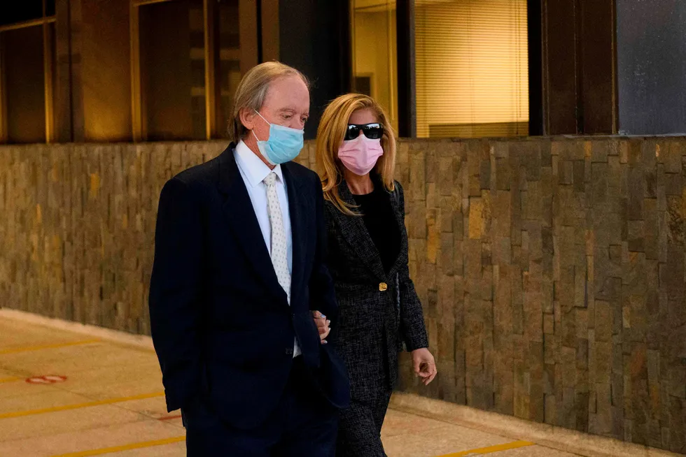 Bill Gross, på vei til retten sammen med sin kone Amy Schwartz.