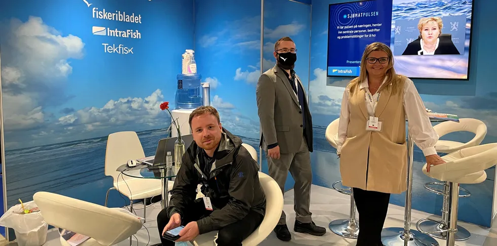 IntraFish og Fiskeribladet finner du på stand D-301 – rett ved inngangen til hall D1. Robert Nedrejord (sittende) er en av våre journalister du treffer på Aqua Nor.