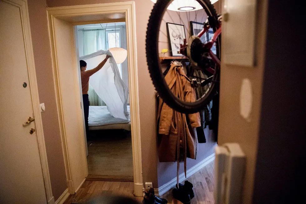 Alina Tran (36) leier jevnlig ut leiligheten sin i Gamlebyen i Oslo med to soverom på Airbnb. Men nordmenn flest er skeptiske til å leie ut egen bolig eller hytte, viser en undersøkelse. Foto: Per Thrana
