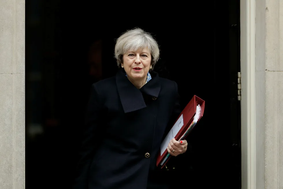 Statsminister Theresa May håper å kunne starte forhandlingene med EU innen slutten av mars. Foto: Matt Dunham / AP / NTB Scanpix