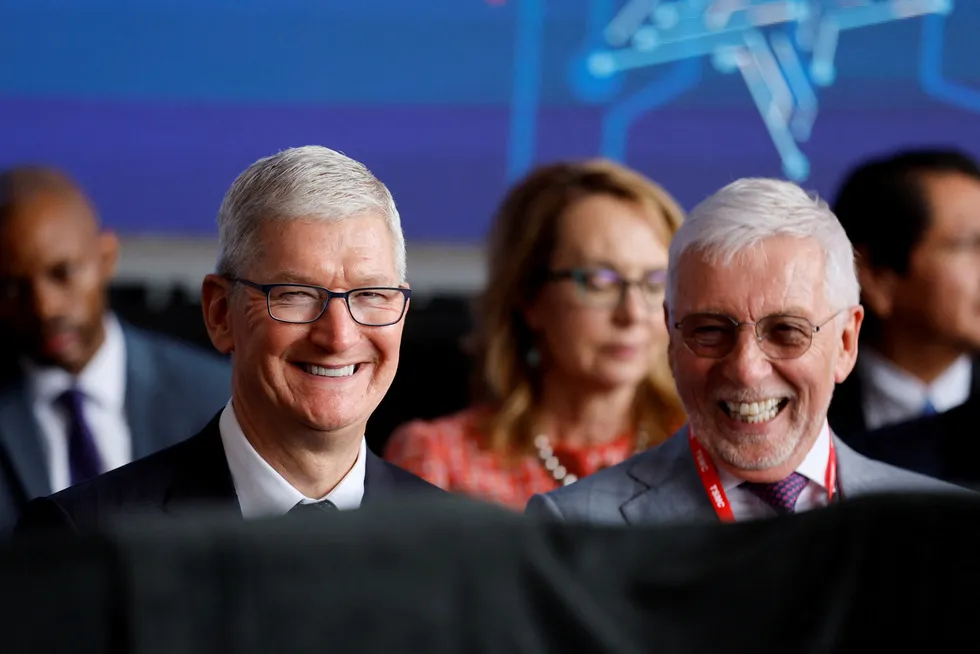 Apples konsernsjef Tim Cook og TSMC styremedlem Peter Bonfield under USAs president Joe Bidens besøk på TSMC Arizona-fabrikk som skal produsere databrikker for Apple.