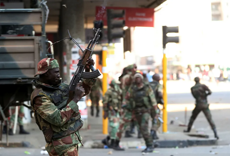 Soldater åpnet ild mot demonstranter i Zimbabwes hovedstad Harare onsdag. Foto: Mike Hutchings/Reuters/NTB Scanpix