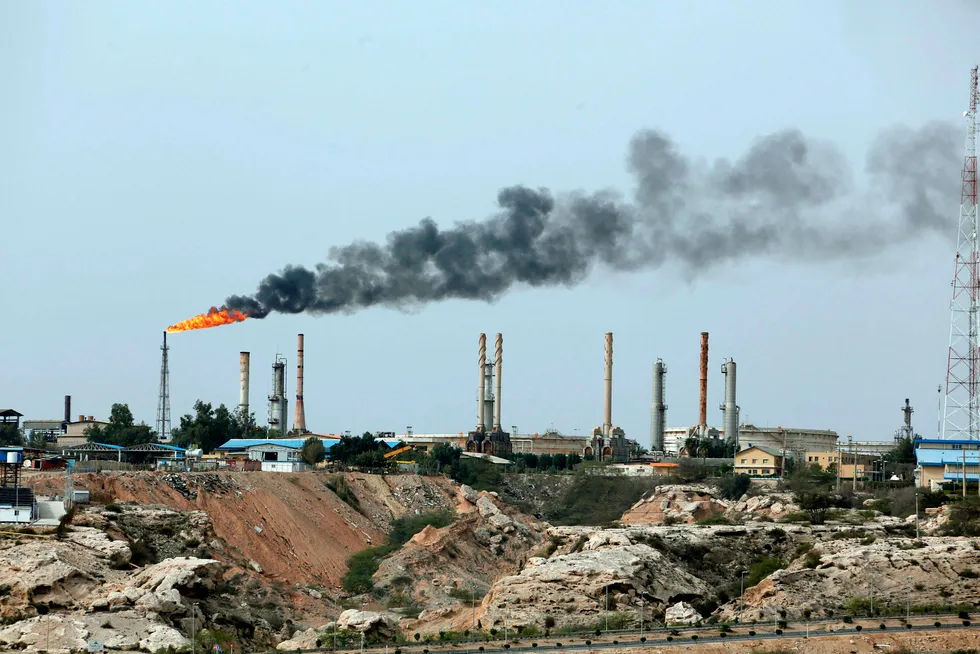Oljeprisen falt syv prosent onsdag i det som var det kraftigste fallet på nesten år to år. Her fra et oljeanlegg på Khark Island i den delen av den persiske gulfen som tilhører Iran. Foto: Atta Kenare/AFP Photo/NTB Scanpix