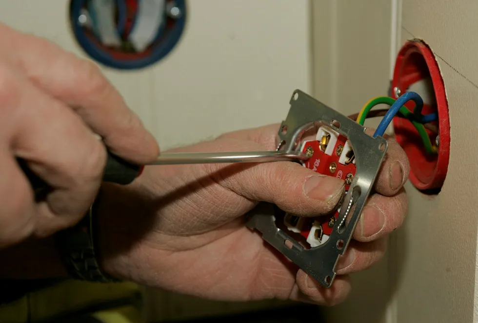 Når du utfører elektrikerarbeid er det best å få det gjort skikkelig. Illustrasjonsbildet viser en elektriker i arbeid.