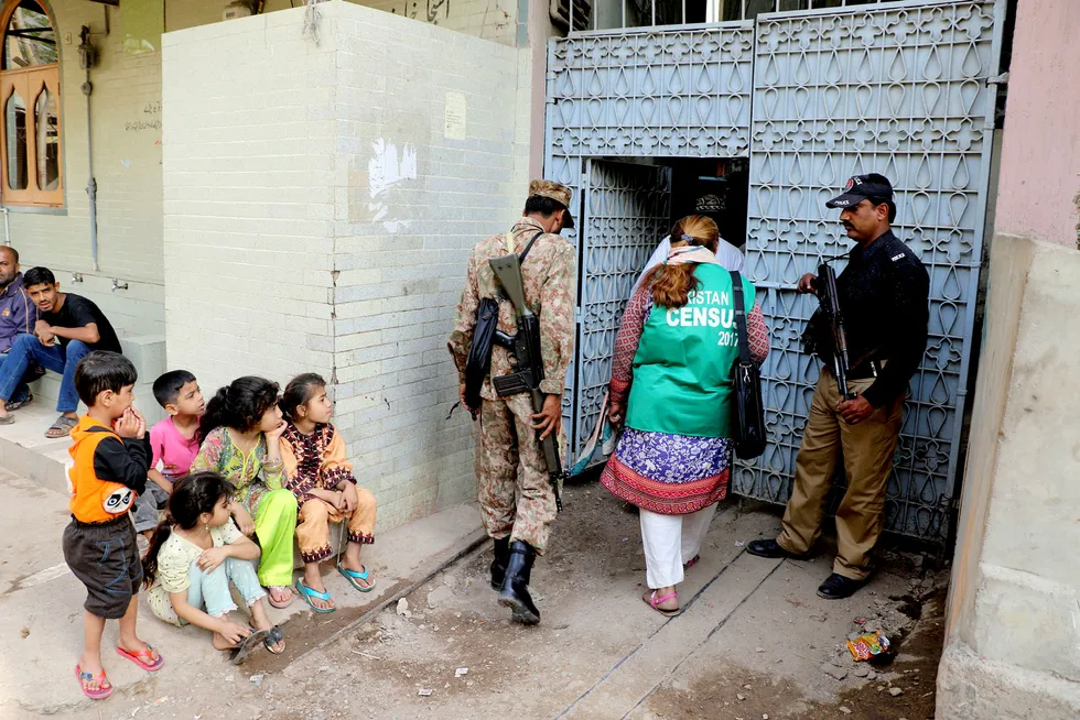 Med en voksende datamengde er det flere og flere som får øynene opp for de offentlige registrene og verdien av dataene. Her eskorterer soldater ansatte i det pakistanske statistikkbyrået som går hus til hus og foretar den første folketellingen på 19 år i Karachi i Pakistan. Foto: Anadolu Agency/Getty Images