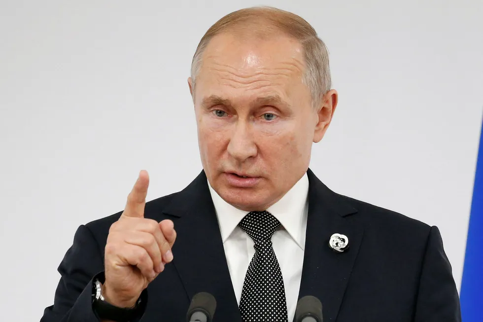 Russlands president Vladimir Putin snakker med mediene etter G20-møtet i Japan.