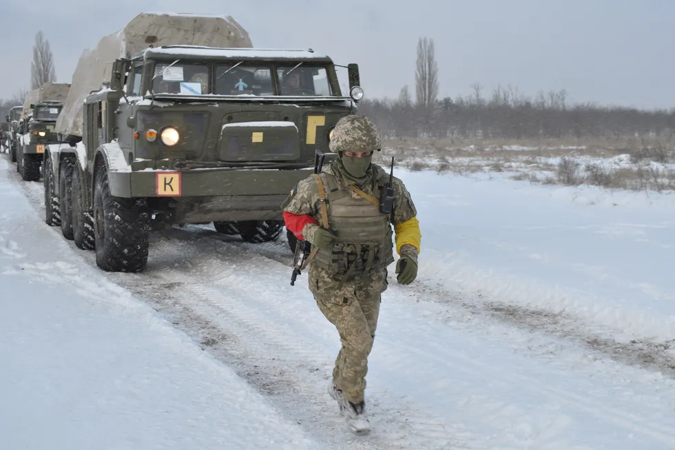 Den ukrainske hæren kjører frem missilforsvarssystemer i en øvelse i Kherson-regionen. På grensen mot Ukraina har Russland oppmarsjert over 100.000 soldater.