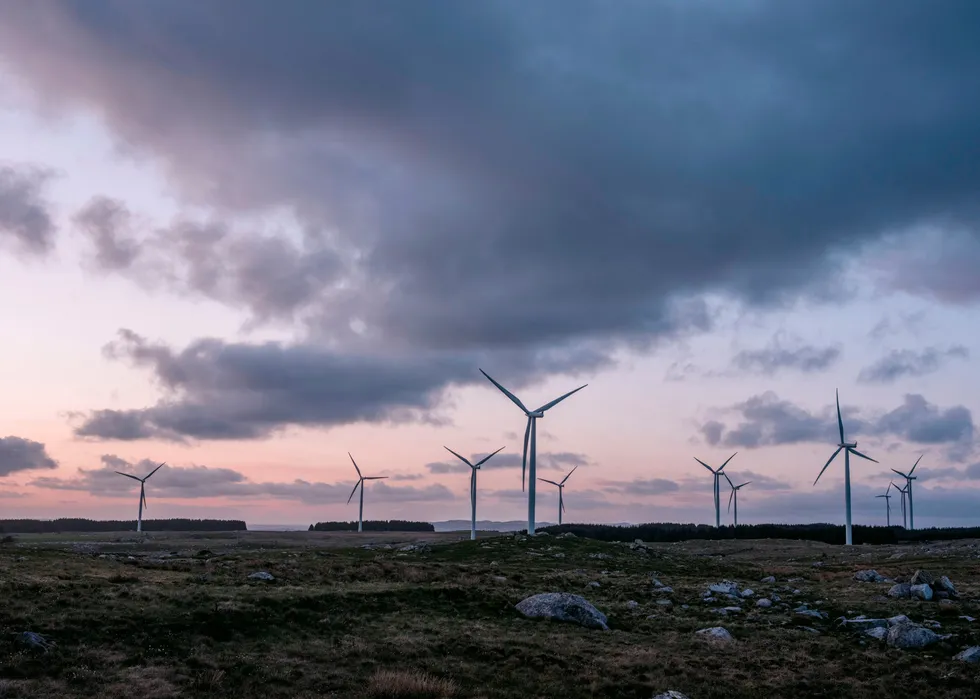 Det er uklart akkurat hvordan regjeringen ser for seg at vindkraftens virkninger for miljø og landskap skal vektlegges sterkere, skriver Lars H. Gulbrandsen. Her fra Høg-Jæren vindpark.