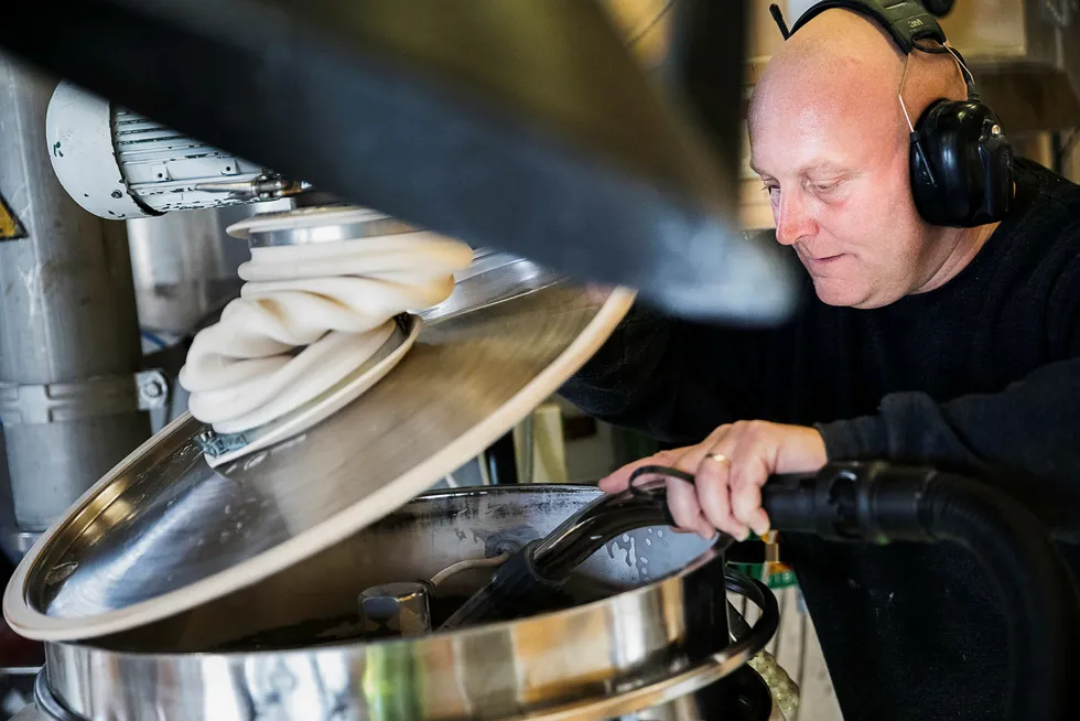 Prosessoperatør Jan Ove Valrygg i Microbeads er i ferd med å fylle en ny eske med mikrokuler i plast med forskjellige egenskaper som brukes i alt fra maling til rensing av atomavfall.