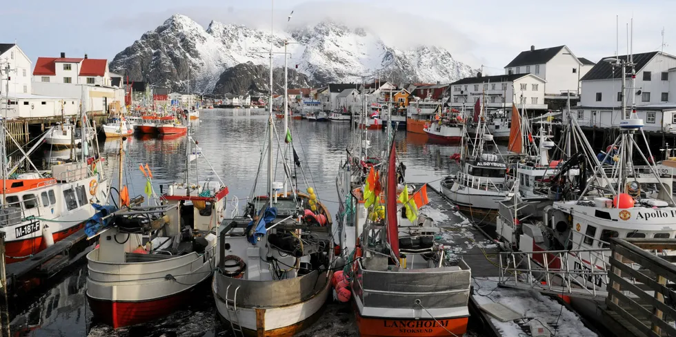 Det er ennå stille i Henningsvær. Sent sildeinnsig vil trolig gi langt høyere aktivitet i påskeuken.