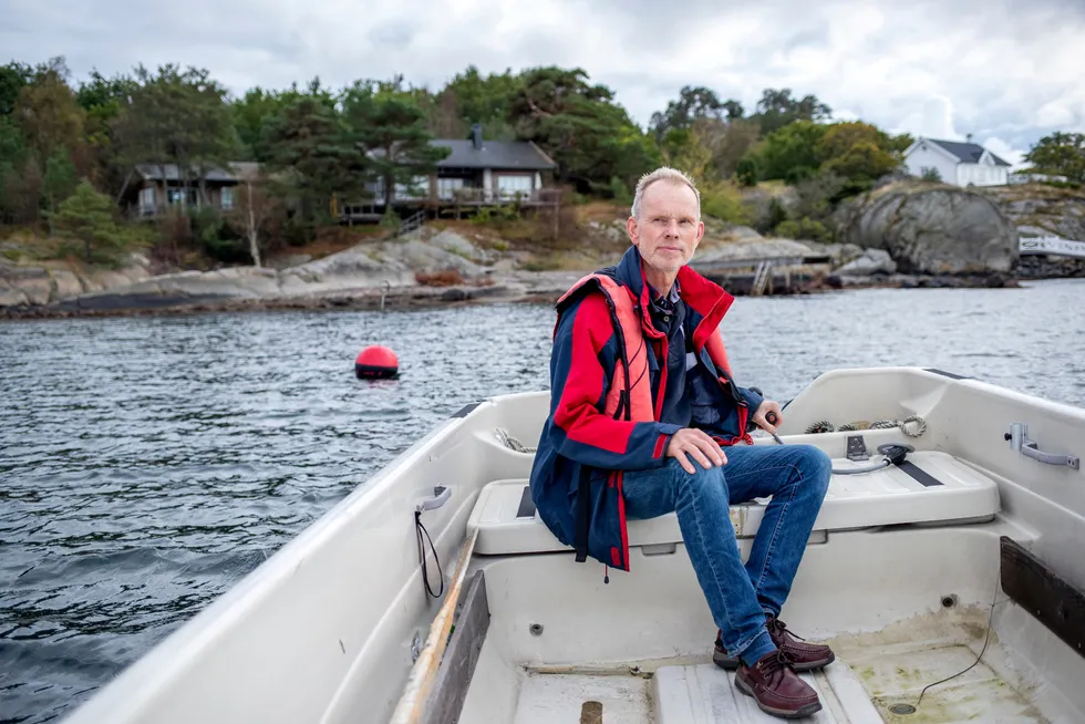 Tore Aarønæs i båten utenfor hytta som han planlegger å gi i gave til sine sønner. – Det er mye penger å få overført på papiret, men det er ikke nødvendigvis en fordel. Det er mye arbeid og utgifter med hytte, sier han.