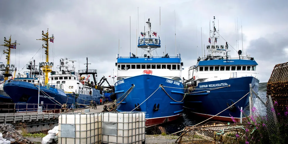 Russiske fiskebåter som opererer fra havner i utlandet, og som ikke har vært i russisk havn og blitt tollklarert, risikerer å bli utestengt fra russiske fiskerier. Her fra Kirkenes der russiske båter som driver krabbefiske har tilhold.