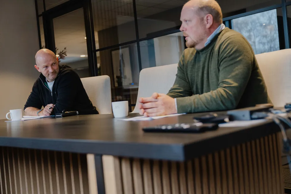 Mikael Lade Rønes (til venstre) har nok en gang reddet ett av hovedselskapene fra konkurs. Nå har revisor trukket seg og daglig leder Eirik Jørs i ett av de to hovedselskapet til Rønes, Blue Future, erkjenner at selskapet har likviditetsutfordringer.