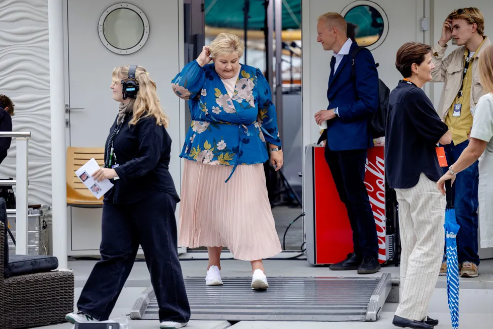 Høyre-leder Erna Solberg brukte mye av torsdagen i Arendal på å svare på spørsmål om ektemannens liste over styrekandidater, og hennes regjerings utnevnelser.