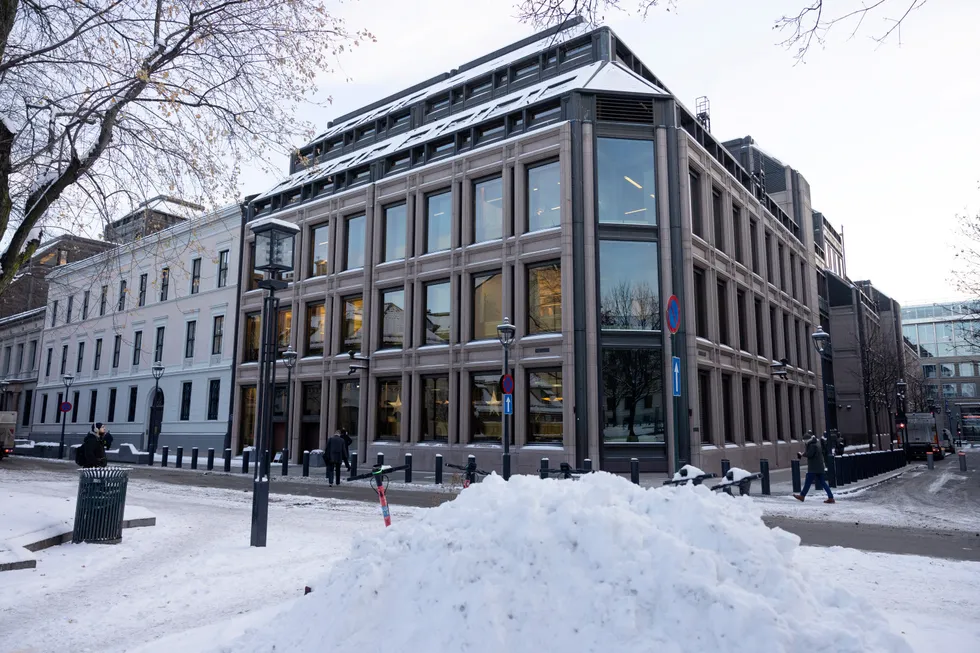 Utvalget var følgelig ikke bedt om å vurdere skjønnsutøvelsen i pengepolitikken i de senere årene, og gjorde heller ikke det, skriver innleggsforfatterne. Her fra Norges Banks lokaler i Oslo.