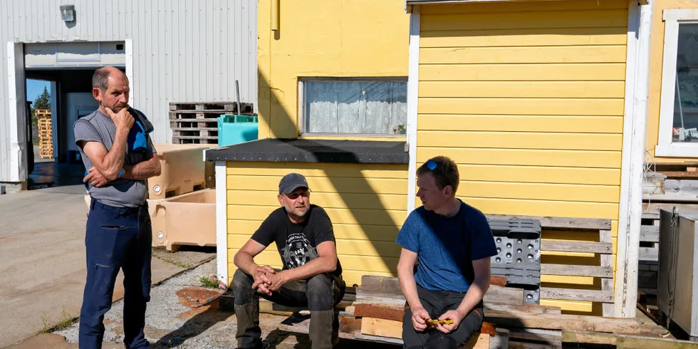 – Vi venter bare på levering av ismaskin før Sleneset Fiskemottak er klart for åpning, sier Karl Magnus Jakobsen, Bjørn Markussen og Raymond Jakobsen.