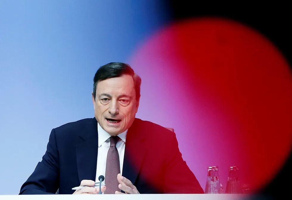 Mario Draghi skal delta på den amerikanske sentralbanken Federal Reserves årlige konferanse. Foto: Michael Probst/AP/NTB scanpix