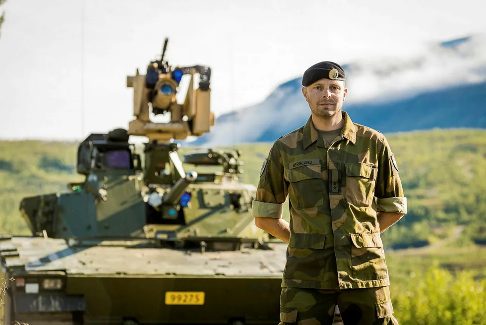 Sjef for Panserbataljonen Pål Berglund foran stridsvognen CV90. Foto: Privat