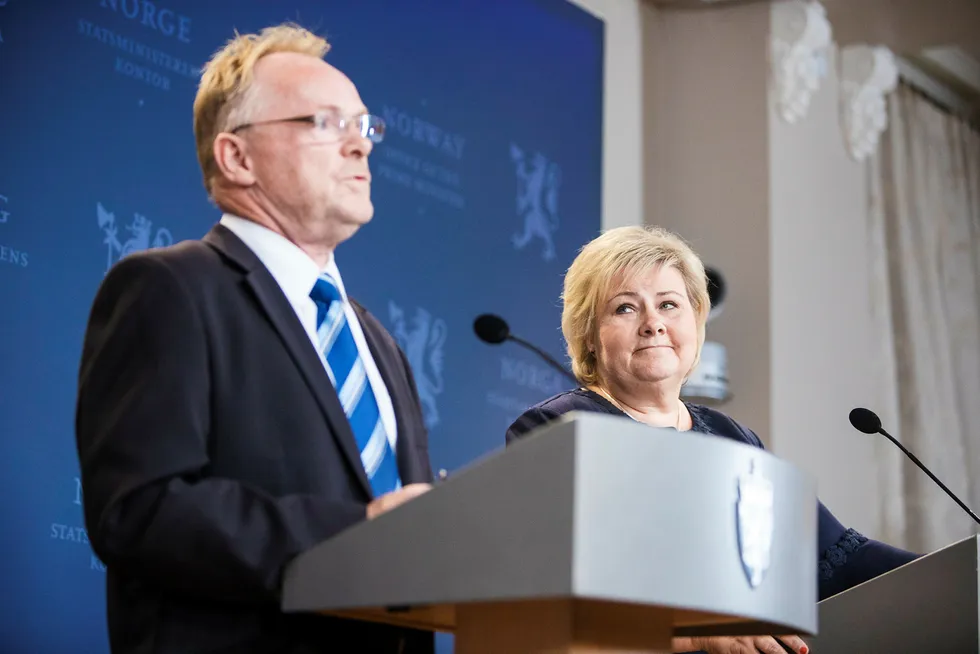 Statsminister Erna Solberg og Per Sandberg holdt pressekonferanse om fiskeriministerens avgang mandag.