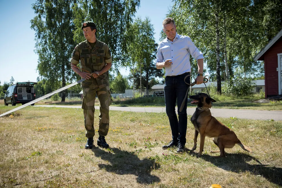 Forsvarsminister Frank Bakke-Jensen varmet opp til Nato-toppmøtet neste uke med trening av hunden Krista på Forsvarets hundeskole. Til venstre er grenader Andreas Nilsen. Foto: Johnny Vaet Nordskog
