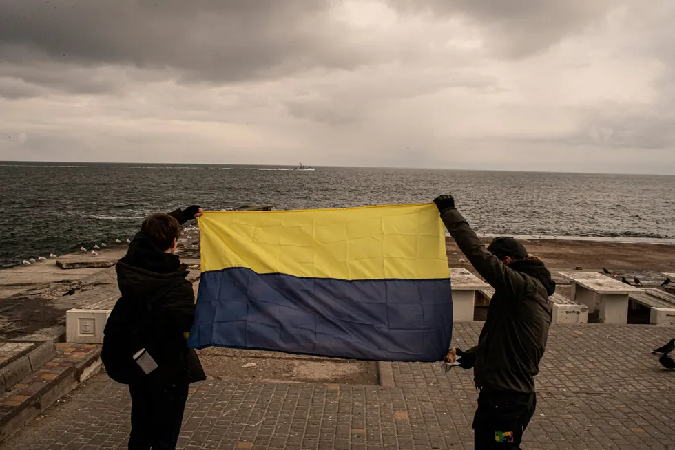Siden Russland invaderte Ukraina, har tyskerne klart å redusere forbruket av russisk gass fra 55 prosent til 40 prosent. Bildet viser to aktivister som holder det ukrainske flagget.