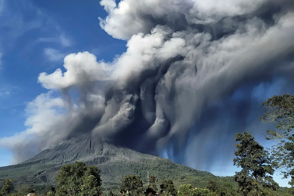 Sinabung-vulkanen på Sumatra i Indonesia hadde et nytt utbrudd søndag. Store mengder aske ble slynget tusen meter til værs.
