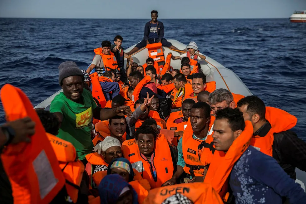 Flyktninger og migranter om bord en båt utenfor kysten av Libya. Foto: Olmo Calvo / AP Photo