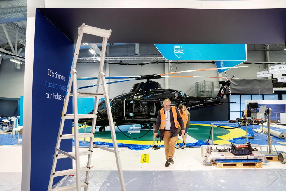 Helikopterselskapet Bell har kanskje den mest iøynefallende standen på oljemessen i år. Administrerende direktør Leif Johan Sevland liker det han ser.