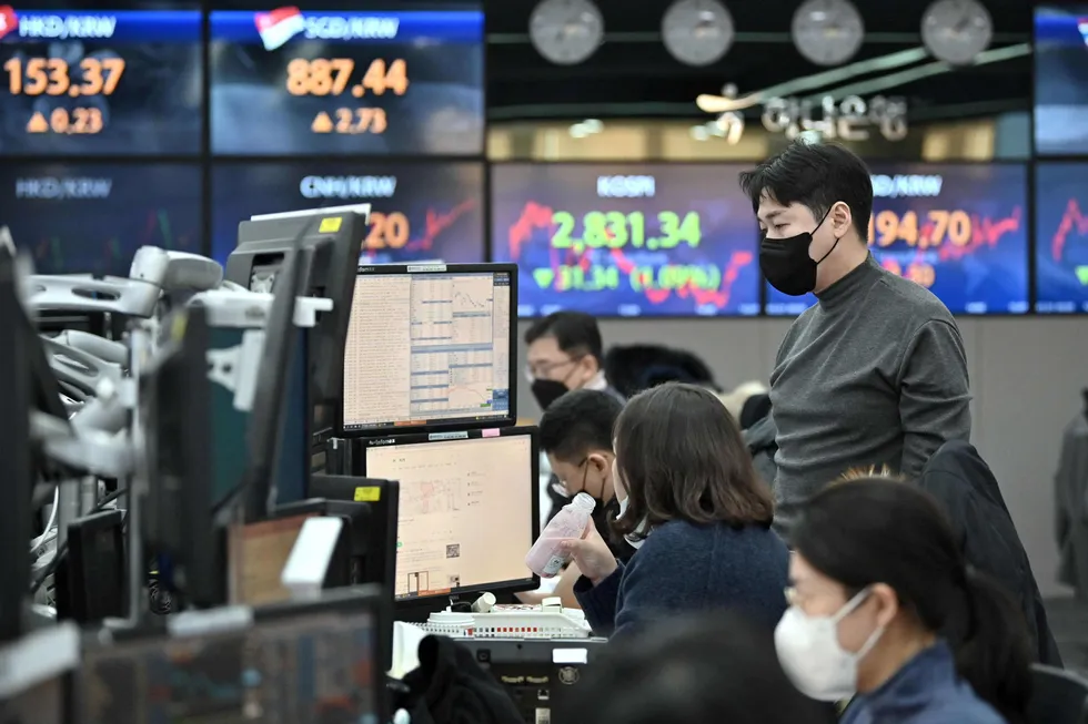 Uroen fortsetter ved Asia-børsene med en nedgang i morgentimene på tirsdag – her fra Hana Bank i Seoul. Sør-Korea har lagt frem solide økonomiske vekststatistikker for 2021. Seoul-børsen faller.