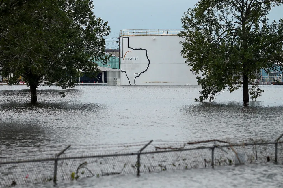 Det har vært eksplosjoner på Arkema- fabrikken 40 kilometer nord-vest for Houston, etter at flommen fra orkanen Harvey ødela strømforsyningen til kjøleanlegget som holdt kjemikalier kalde. Foto: Godofredo A. Vasquez