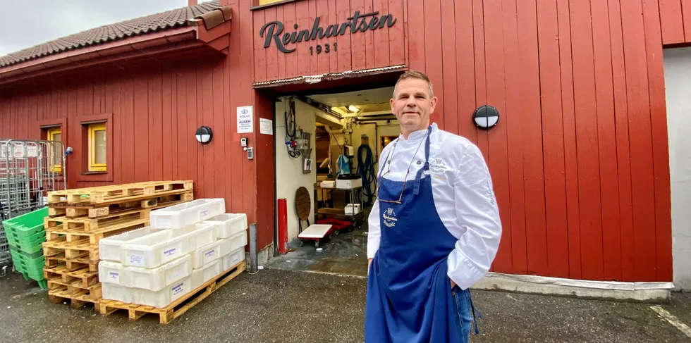 Daglig leder Reidar Fredriksen ved Reinhartsen i Kristiansand, sier det er lenge siden de har opplevd nedgang i salget av reker, slik de har gjort i sommer.