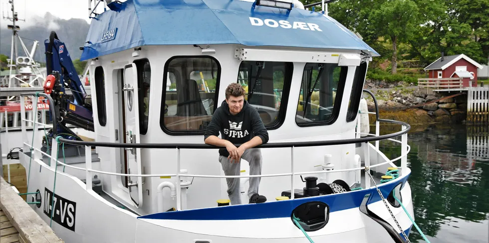 Tobias Solgaard (24, avbildet) fra Vågstranda har kjøpt den splitter nye garnbåten «Dosær» sammen med faren Johan Solgaard og Isak Stianson Pedersen (24). Fiskeribladet besøkte «Dosær» i Kabelvåg, hvor båten rigges for garnfiske.