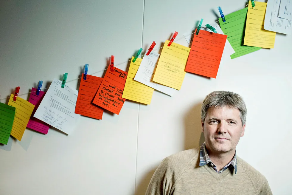 Administrerende direktør Arne Bergby i It's Learning. Lappene er forslag og ideer fra studenter på bedriftsbesøk. Foto: Eivind Senneset