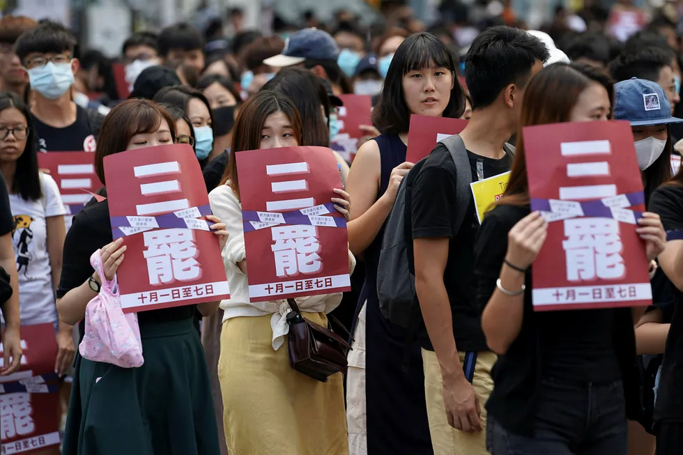 Investorer frykter en eskalering i handelskrigen mellom USA og Kina. Hongkong rykker nærmere en resesjon etter fire måneder med demonstrasjoner og voldsomme protester. Studenter streiket i protest mot politivold på torsdag.